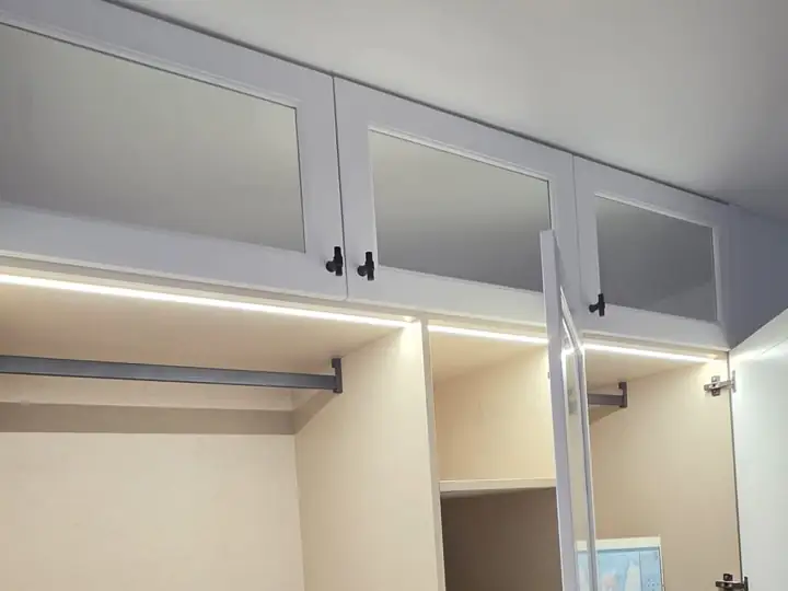 Tira LED instalada en el interior de un armario empotrado de dormitorio