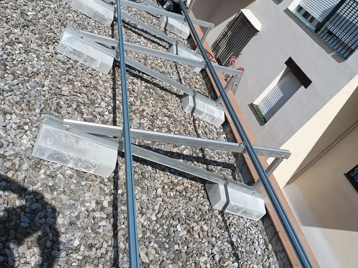 Estructura de aluminio para el soporte de placas solares montada sobre una cubierta de grava