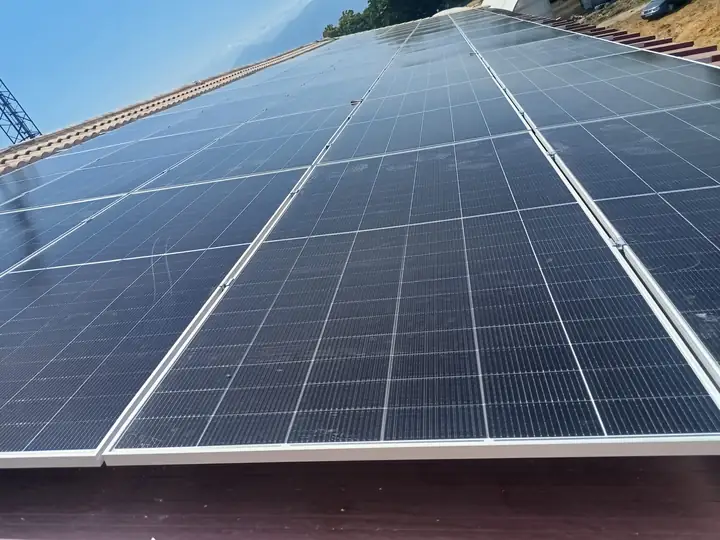 Detalle de las células de varios módulos fotovoltaicos alineados sobre una cubierta
