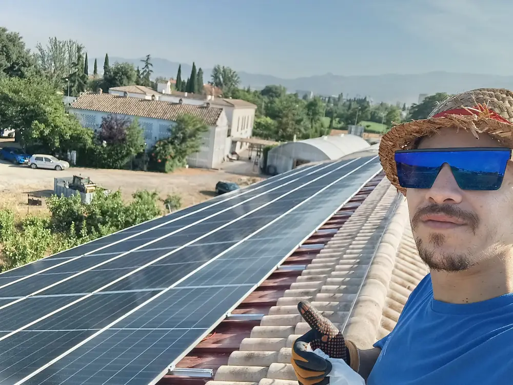 Técnico de JJ Instalaciones Eléctricas durante el montaje de una instalación fotovoltaica